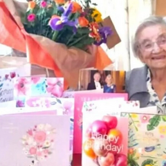 Жінка посміхнулася, тримаючи шоколад