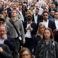 Люди різного віку на фоні медичного символу