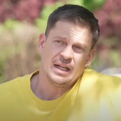 Актер Андрій Ісаєнко показывает средний палец