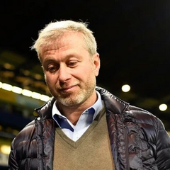 Абрамович разговаривает с представителем клуба