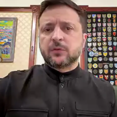 Зеленский слушает доклад на фронте