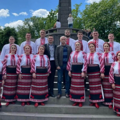 Хор Верьовки та молоді зірки