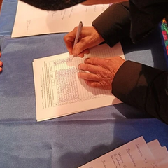 Фото старой женщины во время богослужения