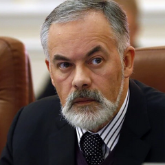 Табачник розширює бізнес в окупації