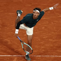 Італійський тенісист ударив м'яч ногою