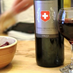 Міністр економіки Швейцарії тостує з бокалом вина