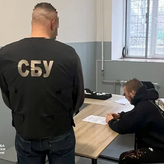 Военнослужащий в форме с снарядом на Винниччине