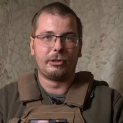 Санитарный инструктор раскрыл содержимое аптечки оккупанта