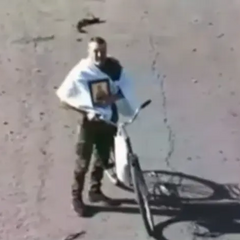 Окупант на велосипеді з іконою