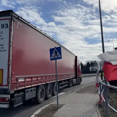 Мужчина пересекает границу Украины