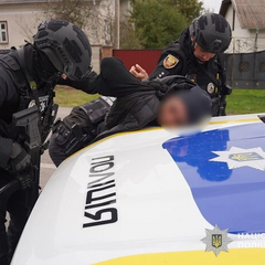 Чоловіки нападають на військовозобов'язаного в автомобілі
