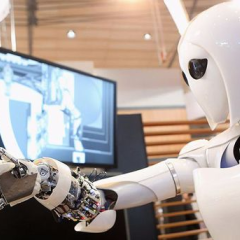 Роботи на фабриці з робототехніки