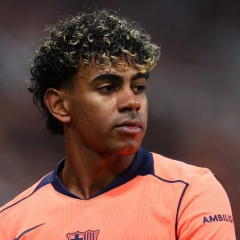 Lamine Yamal in Barcelona uniform