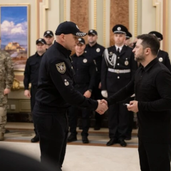 Зеленський вручає Золоті Зірки родинам поліцейських