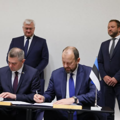 Флаги України та Естонії перед консульством