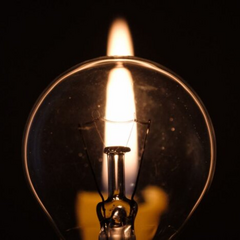 Человек в квартире выключает электроэнергию