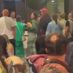 Люди чекають на виліт в аеропорту