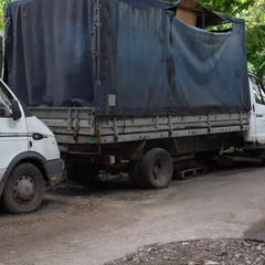 Автоцвинтар серед багатоповерхівок у Дніпрі