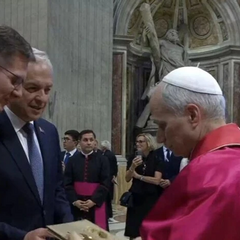 Лукашенко дарит Папе Римскому подарок