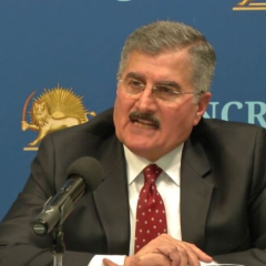Іранський опозиціонер промовляє на конференції