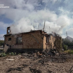 Рятувальники гасить пожежу в Україні