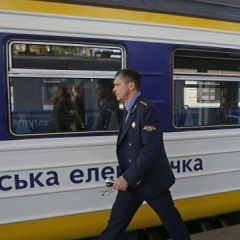 Ремонт вікна в електричці на Київській першій лінії