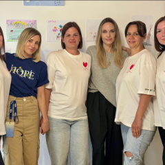Анджеліна Джолі у підземній школі з дітьми