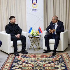 Zelensky in Armenia with Pashinyan