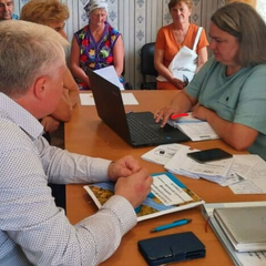 Зображення дітей, які відпочивають на природі