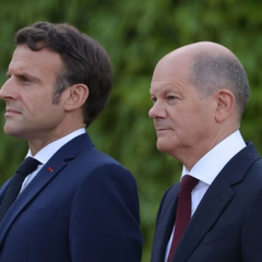 Эмблема ЕС на фоне карт разладов