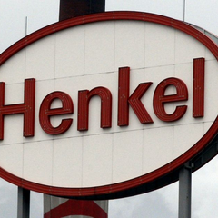 Логотип компанії Henkel на фоні німецького прапора