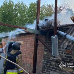 Дома горят во время ночного нападения