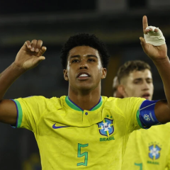 Manchester United buys star midfielder