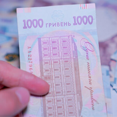 Женщина с документами в руках