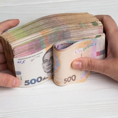 Логотип Мінфіну на тлі грошових купюр