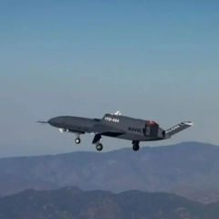 Безпілотник YFQ-48A Talon Blue у пустелі Мохаве