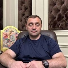 Фото, на якому зображений вибух у Москві та засновник російського батальйону «Арбат» Саркісян