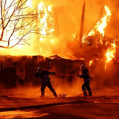 Пожежні рятувальники гасять вогонь в готельно-ресторанному комплексі