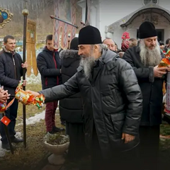 Митрополит Онуфрий поет в хоре
