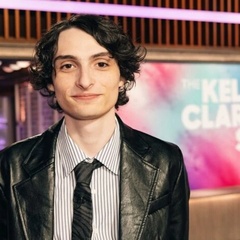 Зірка серіалу «Дивні дива» допомагає Україні