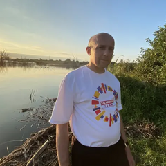 Смуглянка виконує російські пісні