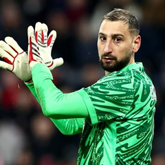 Фото гравця збірної Росії та його взаємодія з воротарем «ПСЖ»