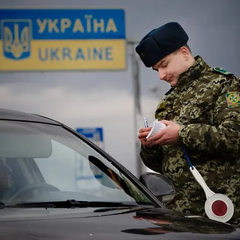 Картинка з документами для виїзду за кордон