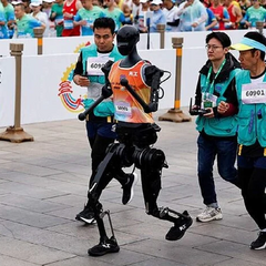 Первый в мире совместный полумарафон людей и роботов-гуманоидов