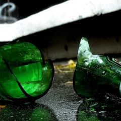 Жінка з пораненим оком від шампанського