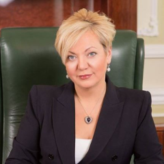 Гроші в руках на банкноті