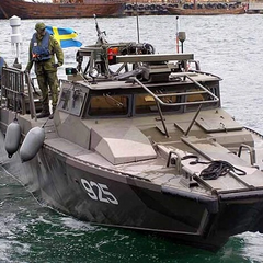 Військові демонструють бойові навички на кораблі