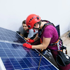 Українська жінка працює на вітроелектростанції