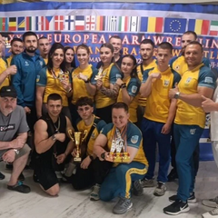 Українські армреслери на п'єдесталі з нагородами