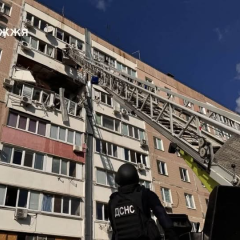 Дівчинка з пораненнями лежить на землі